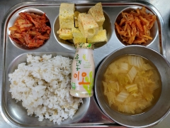 보리밥
배추된장국
달걀찜
진미채볶음
김치
친환경 유기농 이오