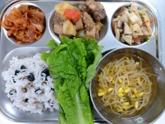 검은콩밥
콩나물국
돈갈비당면감자찜
버섯나물
김치
상추자율