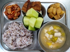 잡곡밥
호박두부된장국
고등어구이
감자조림
김치
메론