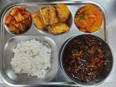 백미밥(소량)
자장면
치킨너겟
새콤달콤단무지
김치