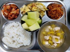 완두콩밥
호박된장국
파프리카스크램플에그
진미채볶음
김치
메론