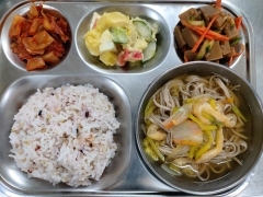 15곡잡곡밥(소량)
메밀국수
찐감자달걀샐러드
도토리묵무침
깍두기
