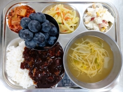 자장밥
콩나물국
감자채볶음
양배추옥수수샐러드
김치
포도
