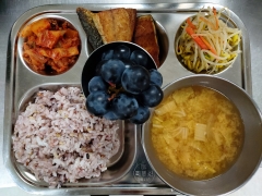 잡곡밥
배추된장국
고등어구이
콩나물무침
김치
포도