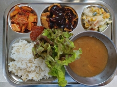 찰보리밥
버섯된장국
돈까스
옥수수샐러드
김치
상추/쌈장(자율)