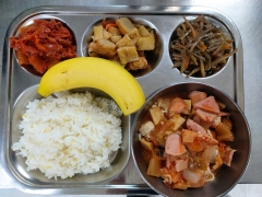 기장밥
돈햄부대찌개/면사리
어묵볶음
고구마줄기볶음
볶음깍두기
바나나