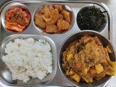 백미밥
등뼈감자탕
떡갈비볶음
김자반볶음
김치