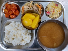 현미밥
얼갈이된장국
돼지고기어묵잡채
감자콘샐러드
깍두기
황도