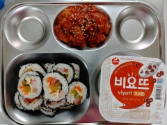 맛있는 오색 김밥
김치제육볶음
떠먹는요구르트