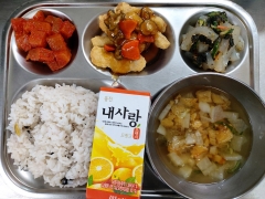 검은콩밥
북엇국
탕수육/소스
청포묵무침
깍두기
오렌지주스