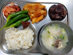기장밥
설렁탕/소면 
어묵떡볶이
찰순대
김치
고추(자율)/쌈장