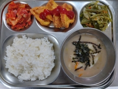 백미밥(소량)
떡국
치킨너겟/케찹
미역줄기볶음
김치