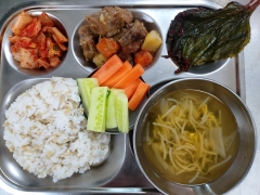 보리밥
콩나물국
돼지갈비찜
양념깻잎지
김치
야채스틱(자율)