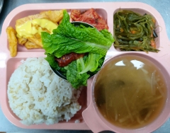 찰보리밥
무챗국
치킨너겟/소스
미역줄기볶음
김치
상추.쌈장(자율)