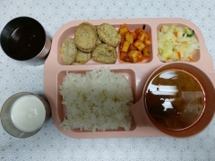 율무기장밥
참치김치찌개
돈까스/소스
양배추나물
깍두기
우유