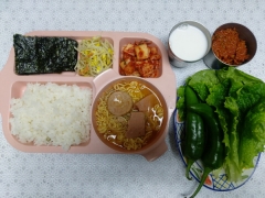 완두콩밥
돈햄부대찌개/면사리
김구이
콩나물
김치
상추/고추(자율)/쌈장
우유