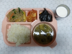 녹차라이스밥
얼갈이된장국
알록달록어묵잡채
양념깻잎지
김치
우유