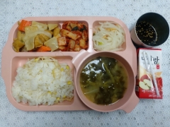 콩나물밥/양념장
봄동된장국
야채어묵볶음
건새우무나물
김치
과일주스