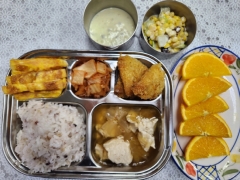 친환경혼합곡밥
순두부찌개
생선가스/소스
햄야채달걀말이
양상추옥수수샐러드
김치
과일