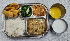친환경율무밥
유부맑은국
치킨너겟/소스
시금치나물
두부/볶음김치
우유