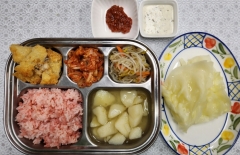 흥국라이스밥
맑은감자국
생선까스&소스
숙주나물
김치
양배추(자율)/쌈장