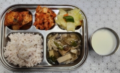 검정쌀밥
모둠버섯국
고등어무조림
양배추볶음
김치
우유