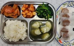율무밥
매생이떡국
닭갈비
시금치나물
깍두기
미니약과