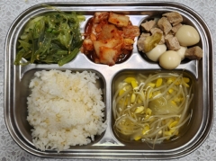 현미밥
맑은콩나물국
돈육메추리알장조림
미역줄기볶음
김치