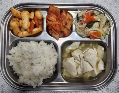 잡곡밥
맑은순두부국
오징어떡볶음
쑥갓팽이나물
김치