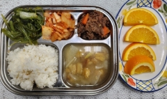 보리밥
북어국
소고기불고기
미역줄기볶음
김치
오렌지