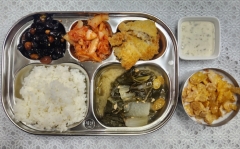 백미밥
냉이근대된장국
생선가스&타르타르소스
견과콩조림
김치
시리얼/우유
