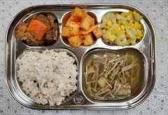 잡곡밥
들깨버섯국
돼지갈비찜
마카로니콘샐러드
깍두기