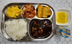 짜장밥
치킨너겟&머스타드
단무지무침
김치
요구르트