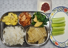보리밥
어묵국
새우살스크램블에그
상추사과무침
김치
스틱오이(자율)/쌈장