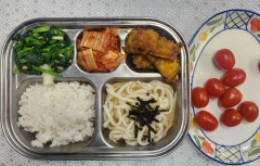 보리밥
우동국
순살고등어구이
시금치나물
김치
방울토마토