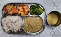 검정쌀밥
팽이버섯된장국
돈육찹스테이크
봄동나물
깍두기
매실