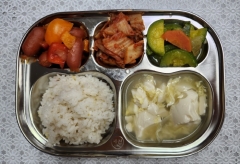 잡곡밥
순두부달걀탕
비엔나케찹볶음
애호박나물
김치