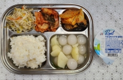 현미밥
감자옹심이국
삼치살버섯양념찜
숙주나물
김치
떠먹는요구르트