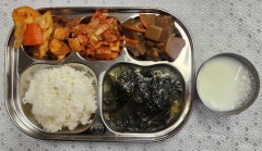 백미밥
황태미역국
닭감자볶음
도토리묵무침
김치
우유