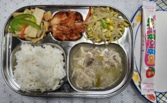 현미밥
닭곰탕
어묵피망볶음
콩나물무침
김치
짜먹는요구르트