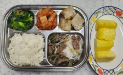 백미밥
쇠고기쌀국수
짜조&칠리소스
청경채나물
김치
파인애플