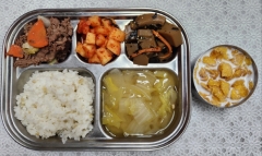 보리밥
배추된장국
소불고기
도토리묵무침
깍두기
시리얼/우유