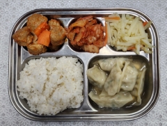 차조보리밥
만둣국
미트볼떡조림
감자채볶음
배추김치