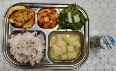 율무흑미밥
맑은감자국
오삼불고기
미역줄기볶음
배추김치
요구르트