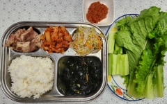 현미밥
건새우미역국
돼지고기보쌈
숙주나물
배추김치
채소스틱/쌈장
