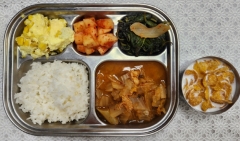 발아현미밥
돈육김칫국
옥수수달걀찜
깻잎순나물
깍두기
시리얼/우유