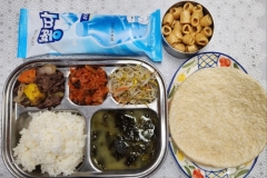 백미밥
들깨미역국
소고기파인애플볶음
숙주나물/김치
아이스크림/뻥튀기