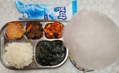 백미밥
들깨미역국(5.6)소불고기(5.6.13.16)
실곤약채소무침(5.6.12.13)
깍두기(9)
아이스크림(5.6)/
솜사탕(5.6)