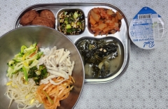 채소비빔밥&양념장(5.6)
근대된장국(5.6)
떡갈비구이(5.6.10.15.16.18)
김치(9) 
떠먹는요구르트(2)