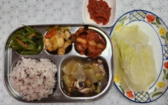 검정쌀밥
안매운해물탕(5.6.9.13)
안동식순살찜닭(5.6.13.15)
미역줄기볶음(5)
김치(9)
양배추/쌈장(자율)